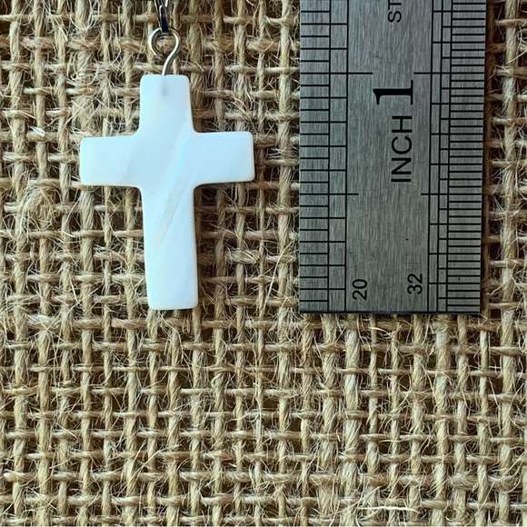 Mother of Pearl Carved Cross Pendant Necklace Vintage MOP Religious Jewelry 20" - Picture 3 of 5
